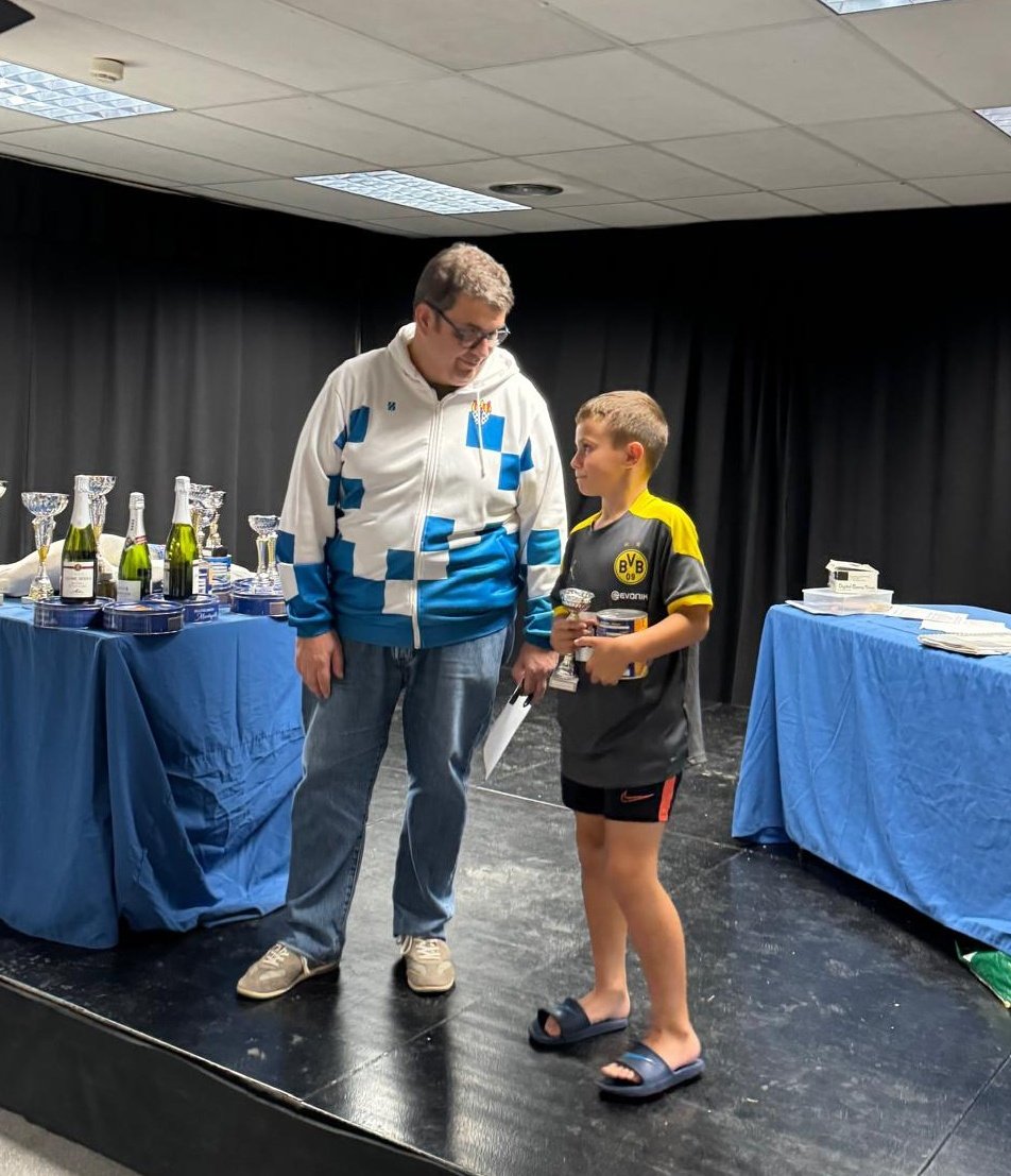 Club Escacs Gerunda (@escacsgerunda) on Twitter photo Tres gerundencs premiats als Actius Gerunda: en Guillem, l'Alexei i en Cesc.
Bravo!
#EscacsGerunda <a href="/ccivics_gi/">Xarxa Centres Cívics</a> #Girona #centrecivicpladepalau <a href="/viader_jor16401/">Jordi Viader</a> Tres gerundencs premiats als Actius Gerunda: en Guillem, l'Alexei i en Cesc.
Bravo!
#EscacsGerunda <a href="/ccivics_gi/">Xarxa Centres Cívics</a> #Girona #centrecivicpladepalau <a href="/viader_jor16401/">Jordi Viader</a>