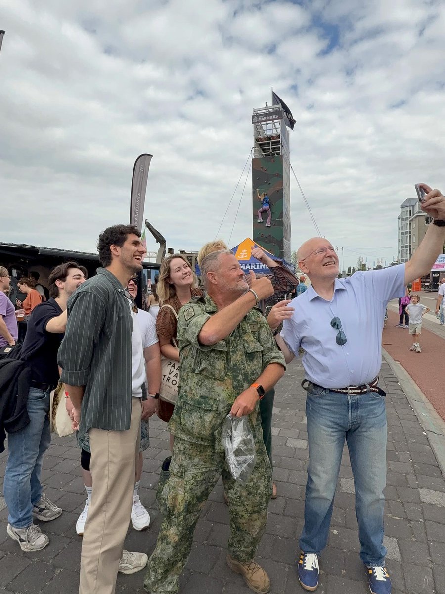 DonArturito's tweet image. Frenske @franstimmermans ging naar de Vierdaagse. Niet om te lopen natuurlijk, maar om vier dagen frikandellen te snaaien met zijn soortgenoot Huubke Bruls