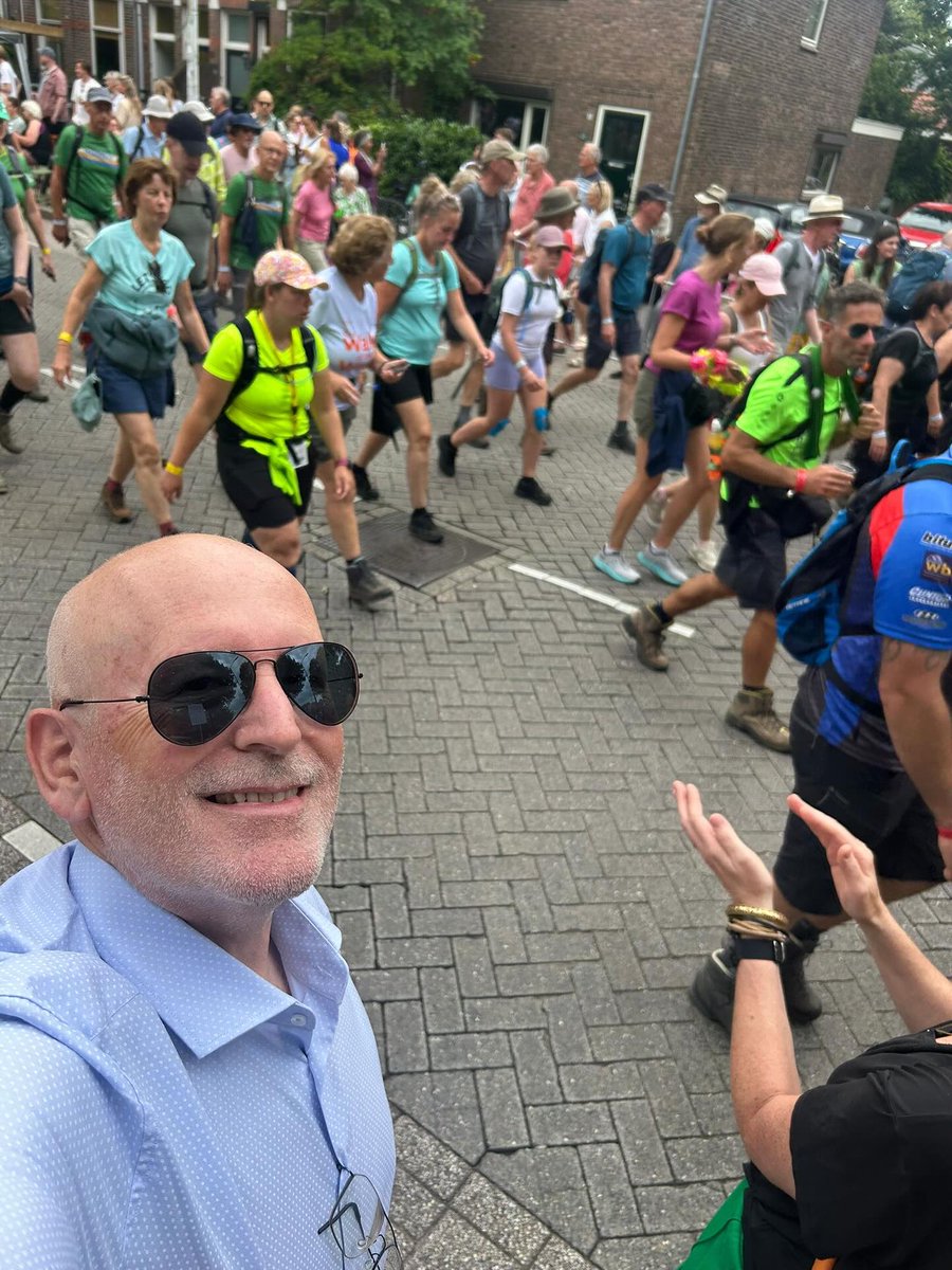 DonArturito's tweet image. Frenske @franstimmermans ging naar de Vierdaagse. Niet om te lopen natuurlijk, maar om vier dagen frikandellen te snaaien met zijn soortgenoot Huubke Bruls