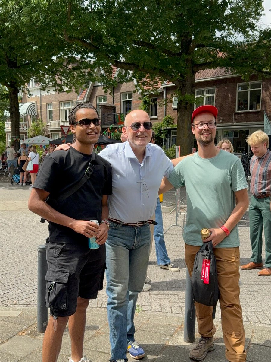 DonArturito's tweet image. Frenske @franstimmermans ging naar de Vierdaagse. Niet om te lopen natuurlijk, maar om vier dagen frikandellen te snaaien met zijn soortgenoot Huubke Bruls