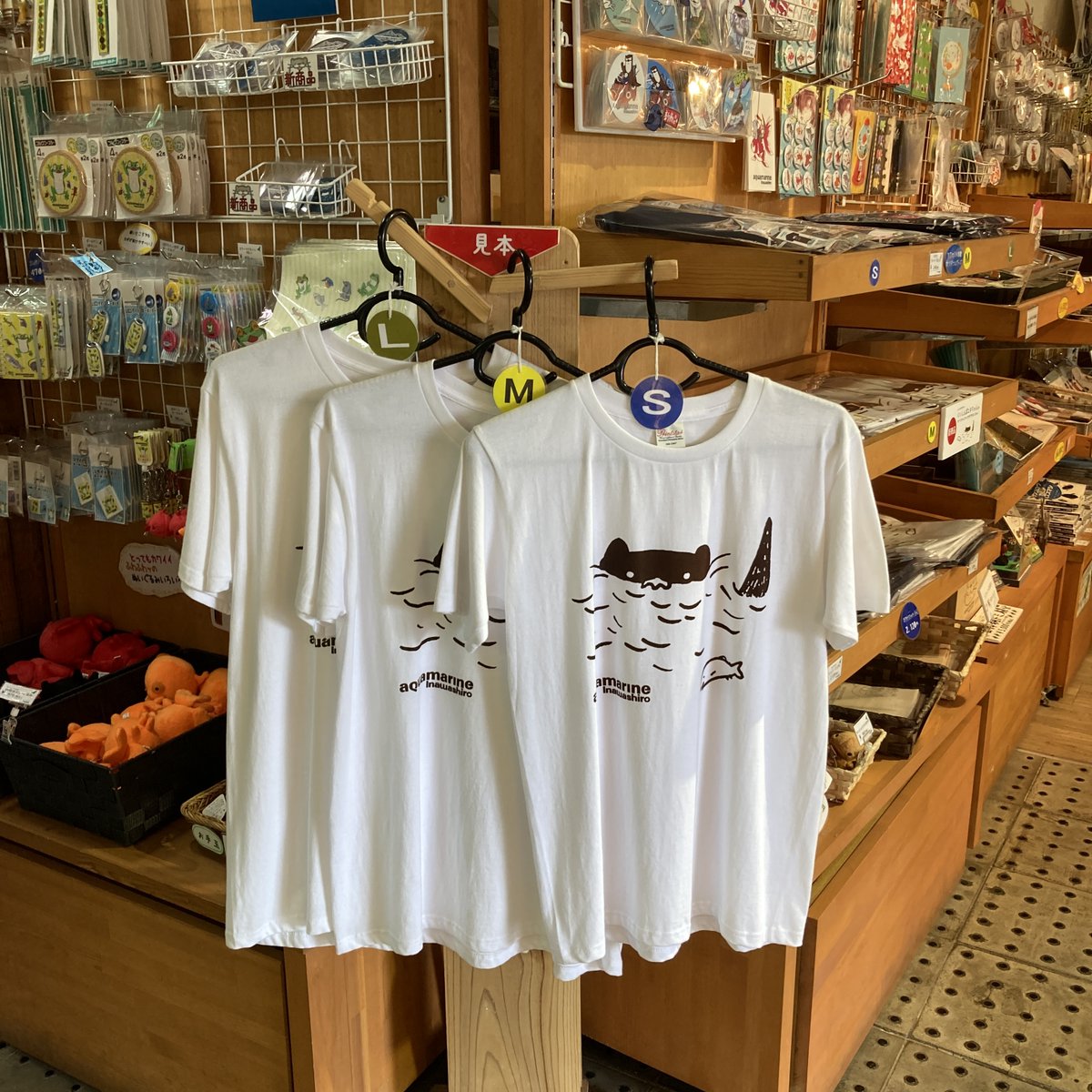 InawashiroAQ's tweet image. サイズで欠品があったカワウソT-シャツ入荷しました。
S,M,L×白、紺揃っています。
入荷待ちの方、お待たせいたしました。
#猪苗代町 #アクアマリンいなわしろ #カワセミ水族館 #カワウソ #Tシャツ