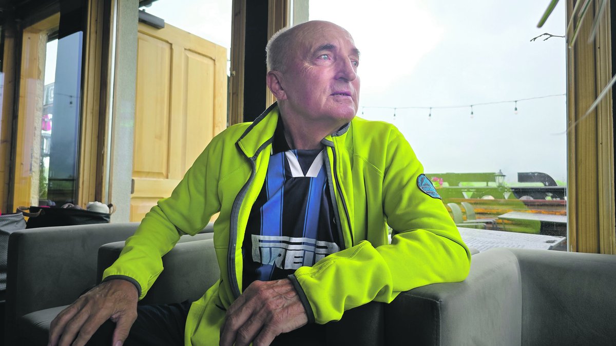 Władek Ciężak - "Baton" - znał wszystkich, pomagał każdemu. W Centralnym Ośrodku Sportu przepracował większość swego życia. Dziś siedzi sam, ze łzami w oczach wspomina boiska, które tworzył własnymi rękami, i izbę pamięci, którą wyrzucono mu na strych. Czytaj cały tekst