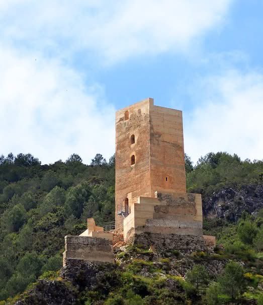 LlegendariVal's tweet image. El Castell de Carrícola, andalusí , s. XIII
¿Sabíeu que els castells andalusins, una vegada acabats, els emblanquinaven per a fer-los més visibles en la llunyania i, aparentment més voluminosos? Aquest castell-refugi el va edificar l'aljama de les alqueries de Muntis i Carrícola…