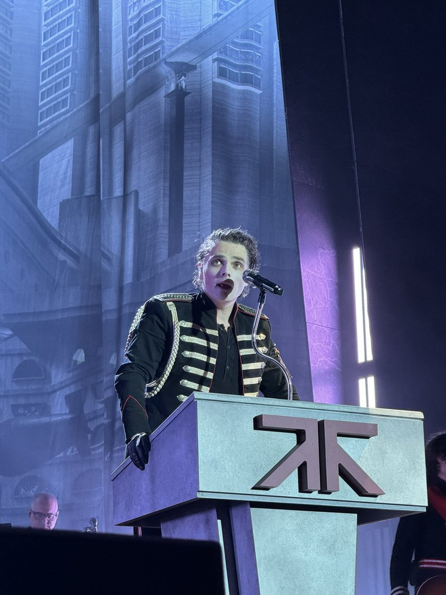 MCRupdates1's tweet image. A great photo from last night
By @cqurtknee