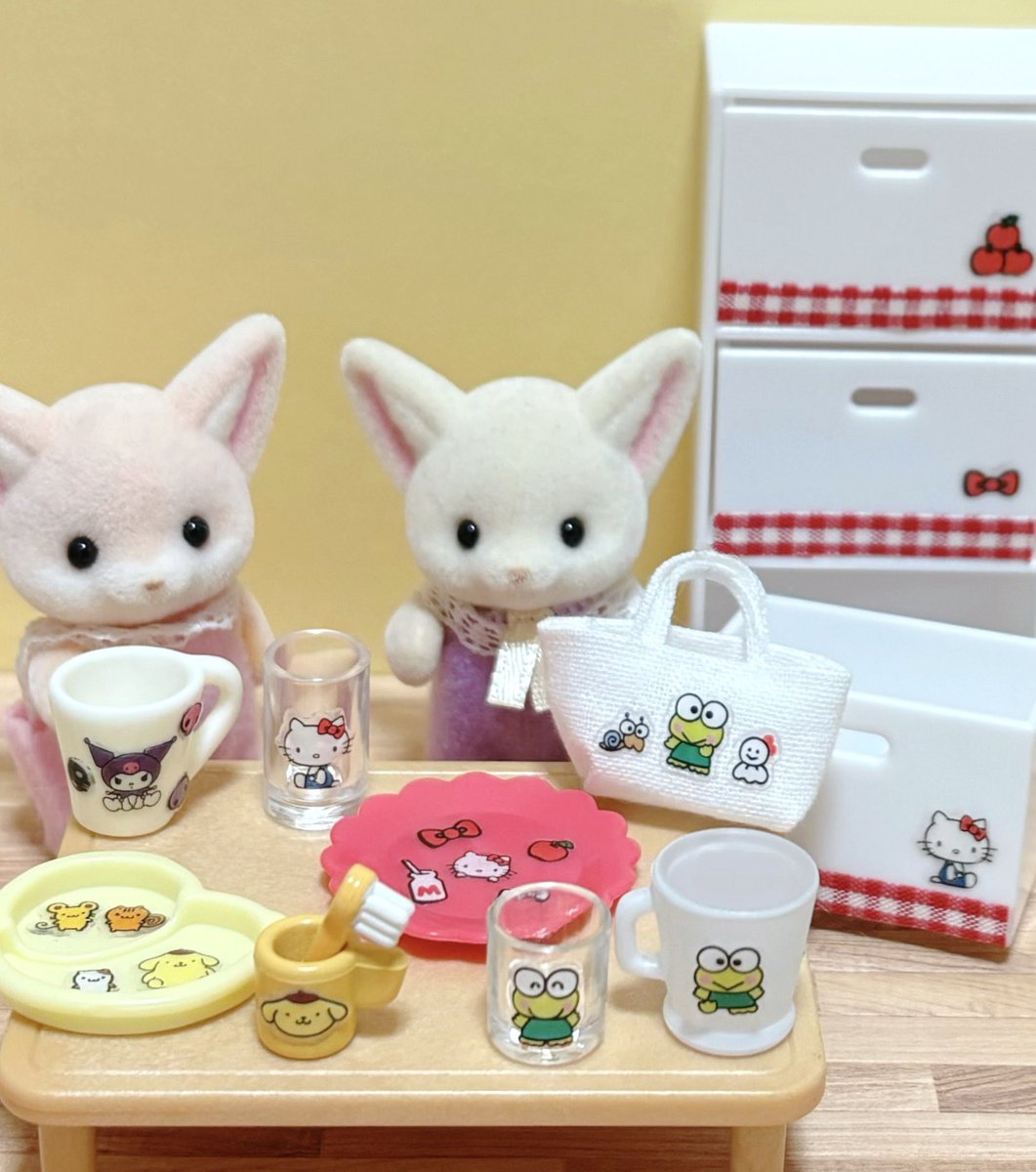lunapoyon's tweet image. セリアのサンリオネイルシール、ミニチュアに貼るだけでかわいいサンリオグッズがたくさんできます💕
#シルバニア工作 #セリア