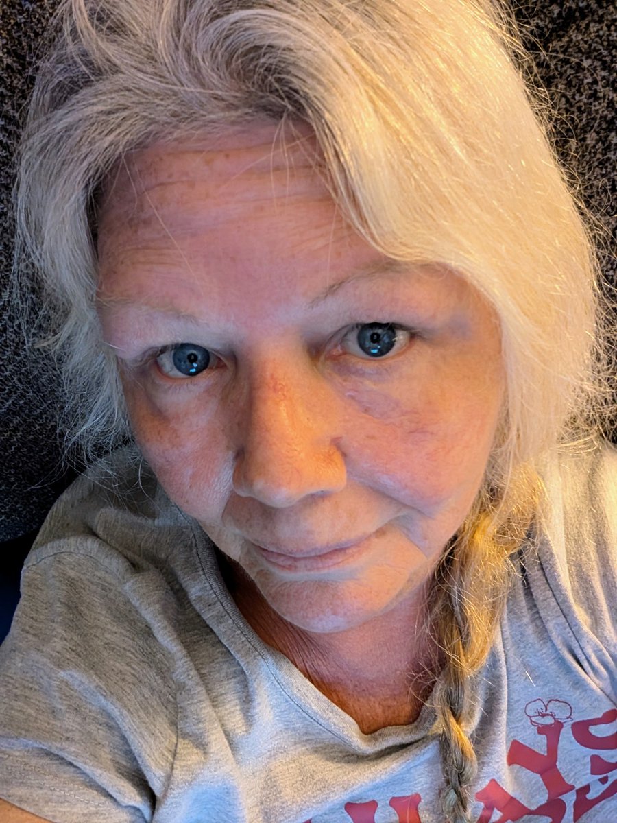 Bed head's up. Coffee time☕😊