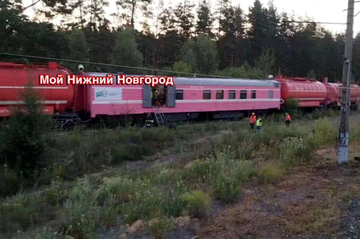 Кабзда кацапам, тепер всі виздихають
У Нижньогородській області, між станціями Джержинськ та Желніно, стався вибух на залізничному перегоні, він перевозив небезпечні хімічні речовини для оборонної промисловості. Вибух стався за 40 км від Новгорода, де мешкає близько 1,2 млн людей