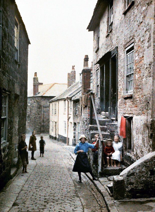 OldEngland1066's tweet image. Children playing on the charming cobbled street, St Ives, Cornwall, c1913.