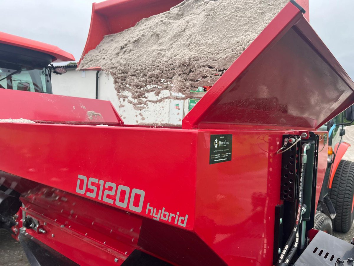 🏉 Helping our local rugby club get pre-season ready! 💪

 Using demo fleet: Kubota M4073 + Redexim 2519 Verti Drain, Kubota L2522 + Redexim DS1200 Hybrid Top Dresser and Kubota L2452 loading sand. 

Huge thanks to our Bishopton team! 🙌 #Kubota #Rugby #FieldMaintenance