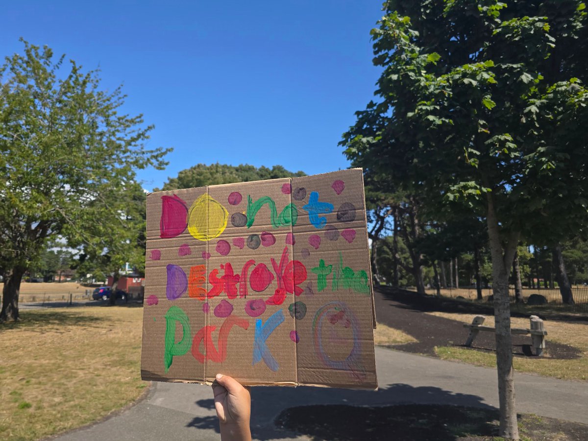 TomHayesBmouth's tweet image. The placards said it best: Save Our Park.
I'm still in awe of Year 6 at King's Park Academy, who used their voices to speak up—both for themselves, and the pupils in younger years—for the improvements they know their playground needs. 🙌