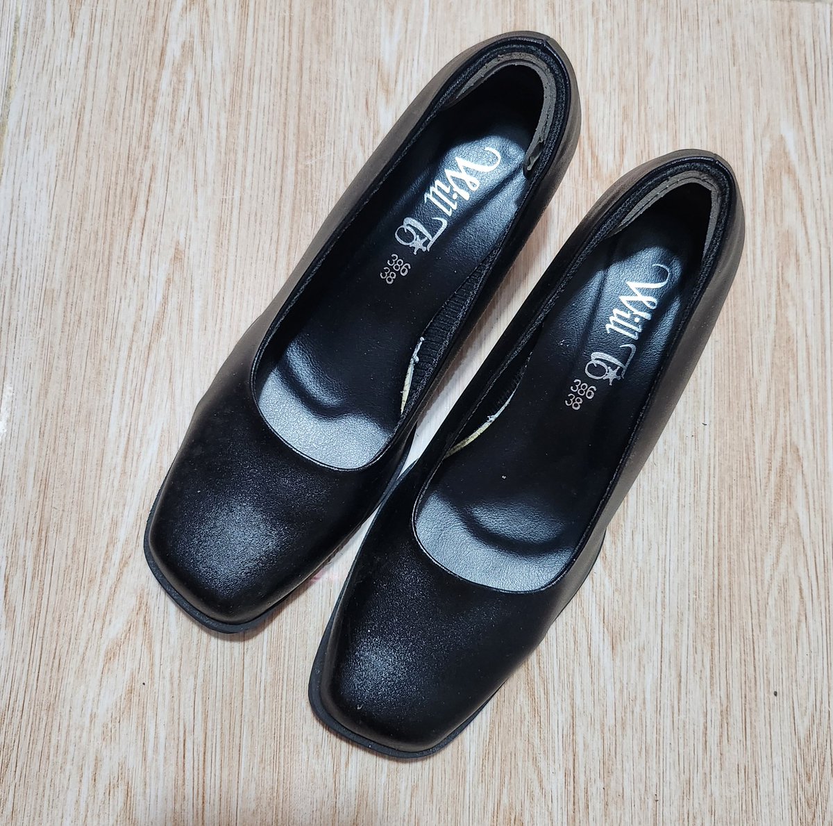 someone_YMB's tweet photo. เบอร์ 38 ราคา 250 บาท (ซื้อมาใส่ตอนรับปริญญาแค่นั้นค่ะ) https://t.co/9UH013FkqG