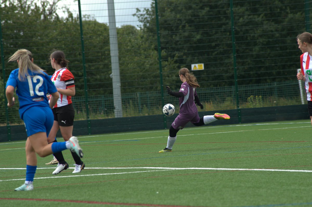 AltrinchamFCW's tweet photo. 🧤 Distribution on Point! 🔴⚪️
Our goalkeeper launches it long with precision against Cheadle Town FC Women 🎯💥
Turning defence into attack in a heartbeat!
📸 @ShotsByMaisy
#AltyWomen #GKDistribution #AltogetherAlty #WeAreAltrincham #OneTeam https://t.co/q53thhTdsL