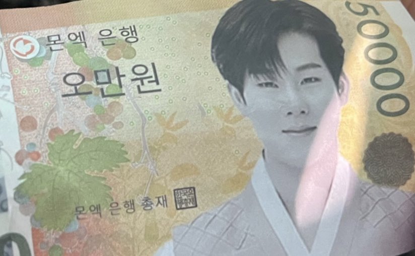 MonstaXmas21's tweet photo. 오늘 몬스타엑스 콘서트 무대 위에서 주헌이 나눔하는 민혁이 💴 ㅋㅋㅋㅋㅋㅋㅋ https://t.co/g0IKlnEvv4