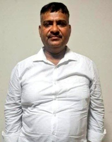 Sudarshan News (@sudarshannewstv) on Twitter photo рдЫрд╛рдВрдЧреБрд░ рдкреАрд░ рдХреА рдкреЛрд▓ рдЦреЛрд▓рдиреЗ рд╡рд╛рд▓реЗ рдмрд┐рдВрджрд╛рд╕ рдмреЛрд▓ рдХреЗ рдмрд╛рдж рд╕реБрджрд░реНрд╢рди рдиреНрдпреВрдЬрд╝ рдХреЛ 100 рдХрд░реЛрдбрд╝ рдХреА рдиреЛрдЯрд┐рд╕ рднрд┐рдЬрд╡рд╛рдиреЗ рд╡рд╛рд▓реЗ рдорд╛рд╕реНрдЯрд░рдорд╛рдЗрдВрдб рд░рд╛рдЬреЗрд╢ рдЙрдкрд╛рдзреНрдпрд╛рдп рдХреЛ UP ATS рдиреЗ рджрдмреЛрдЪрд╛.
рдкрдХрдбрд╝рд╛ рдЧрдпрд╛ рд░рд╛рдЬреЗрд╢ рдмрд▓рд░рд╛рдордкреБрд░ CJM рдХреЛрд░реНрдЯ рдореЗрдВ рдХреНрд▓рд░реНрдХ рд╣реИ... рдЗрд╕рдХреА рдкрддреНрдиреА рднреА рд╣реИ рдЫрд╛рдВрдЧреБрд░ рдФрд░ рдЕрд╣рдордж рдорд┐рдпрд╛рдБ рдХреА рдкрд╛рд░реНрдЯрдирд░..
рдЖрдЧреЗ рднреА рд╣рдо рдЕрд╡рд┐рдЪрд▓рд┐рдд рдзрд░реНрдо рдкрде рдкрд░ рдЫрд╛рдВрдЧреБрд░ рдкреАрд░ рдХреА рдкреЛрд▓ рдЦреЛрд▓рдиреЗ рд╡рд╛рд▓реЗ рдмрд┐рдВрджрд╛рд╕ рдмреЛрд▓ рдХреЗ рдмрд╛рдж рд╕реБрджрд░реНрд╢рди рдиреНрдпреВрдЬрд╝ рдХреЛ 100 рдХрд░реЛрдбрд╝ рдХреА рдиреЛрдЯрд┐рд╕ рднрд┐рдЬрд╡рд╛рдиреЗ рд╡рд╛рд▓реЗ рдорд╛рд╕реНрдЯрд░рдорд╛рдЗрдВрдб рд░рд╛рдЬреЗрд╢ рдЙрдкрд╛рдзреНрдпрд╛рдп рдХреЛ UP ATS рдиреЗ рджрдмреЛрдЪрд╛.
рдкрдХрдбрд╝рд╛ рдЧрдпрд╛ рд░рд╛рдЬреЗрд╢ рдмрд▓рд░рд╛рдордкреБрд░ CJM рдХреЛрд░реНрдЯ рдореЗрдВ рдХреНрд▓рд░реНрдХ рд╣реИ... рдЗрд╕рдХреА рдкрддреНрдиреА рднреА рд╣реИ рдЫрд╛рдВрдЧреБрд░ рдФрд░ рдЕрд╣рдордж рдорд┐рдпрд╛рдБ рдХреА рдкрд╛рд░реНрдЯрдирд░..
рдЖрдЧреЗ рднреА рд╣рдо рдЕрд╡рд┐рдЪрд▓рд┐рдд рдзрд░реНрдо рдкрде рдкрд░