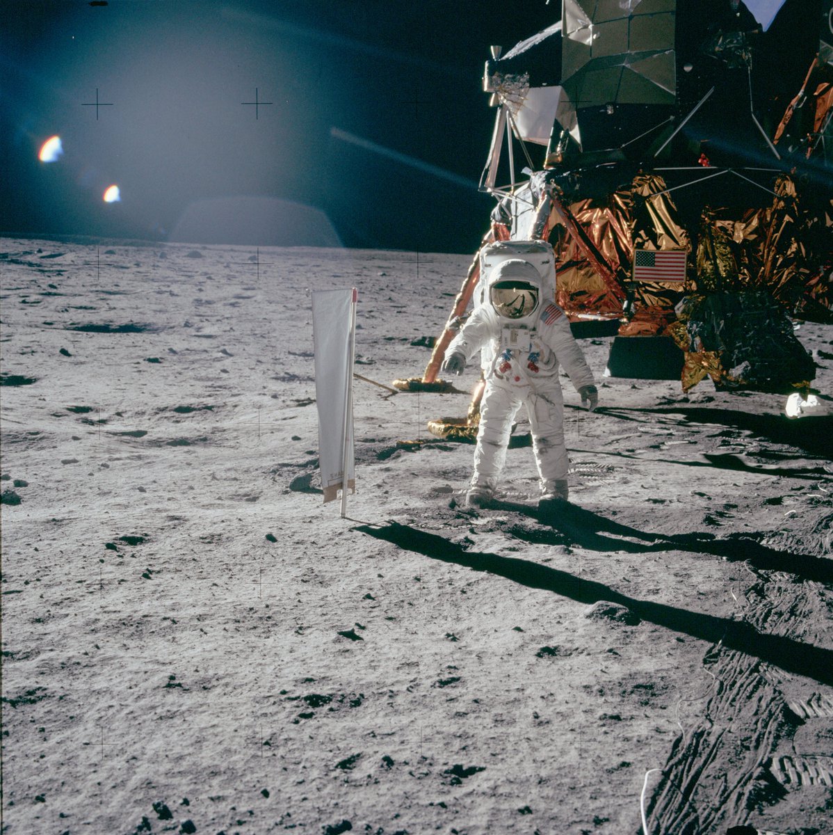 astrosteven_'s tweet image. Apollo 11 

Buzz Aldrin in posa di fianco ad un esperimento che conteneva la &quot;vera prima bandiera&quot; piantata sulla Luna.

No, non era quella americana.
La prima bandiera ad essere piazzata sulla Luna, effettivamente, fu quella Svizzera.

Grazie ad un esperimento (sulla sinistra in…