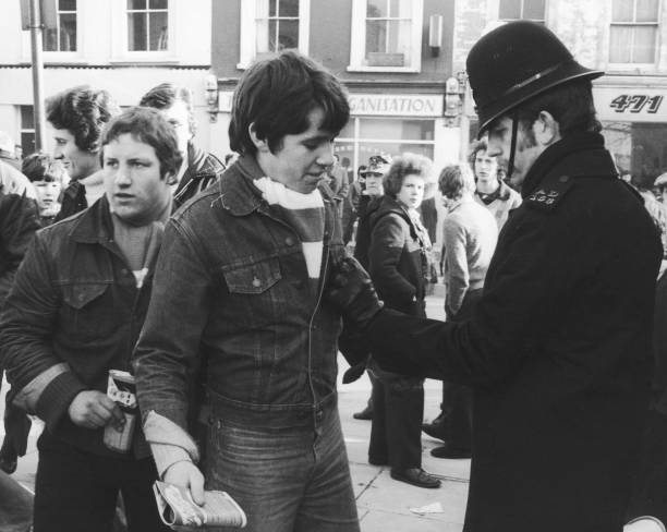 whitewall618431's tweet image. Chelsea fans against Man United Stamford Bridge 1978. Man U scored an extremely dodgy penalty in injury time absolute sickner. Their fans were banned and only fans from London could attend or something like that. In one of his rare visits to the Bridge Art Garfunkel looks on.
