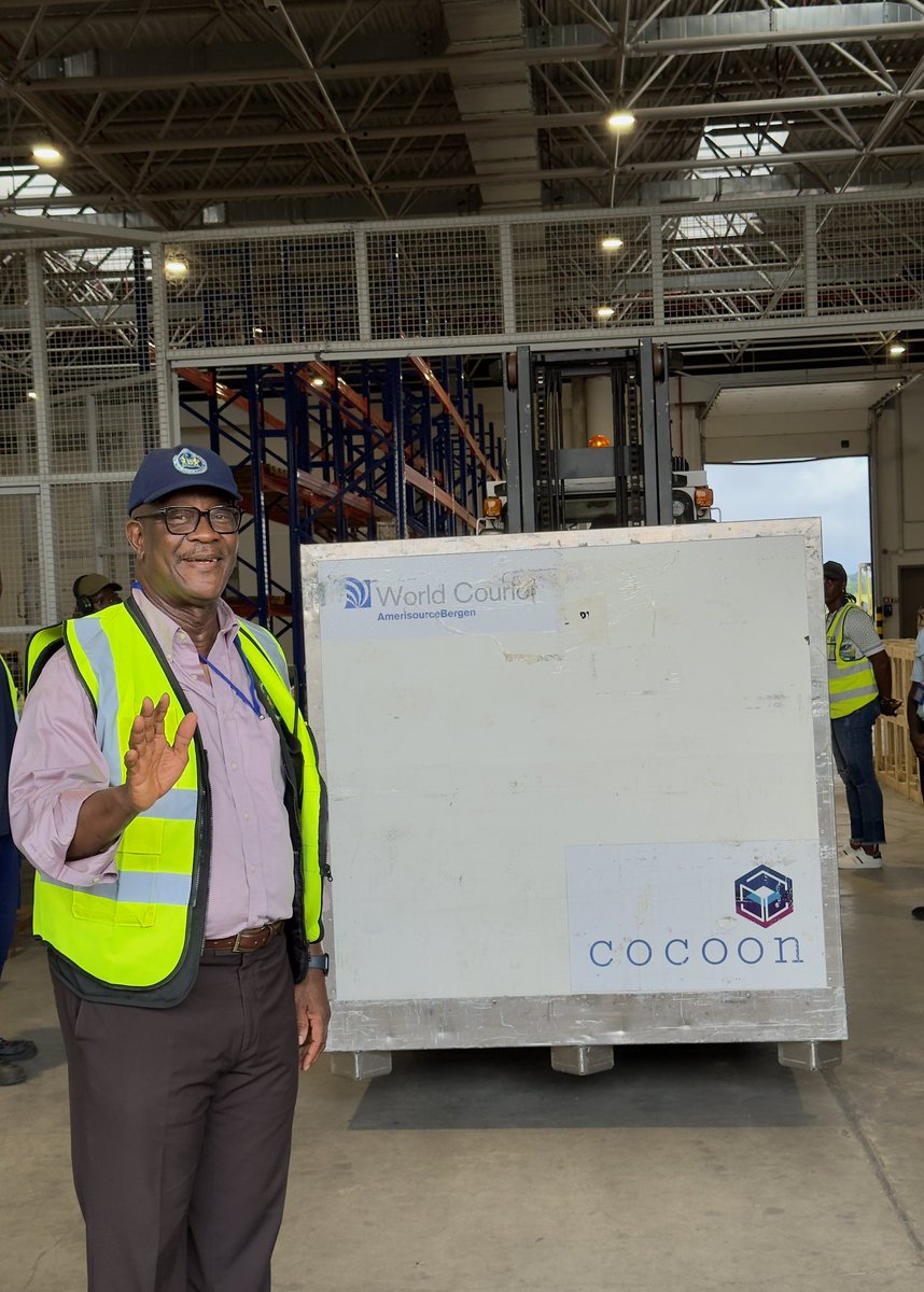 mohs_sl's tweet image. Another major win in the fight against #Mpox in #SierraLeone as #GoVSL @DembyAustin @npha_sl just received another 50,000 additional doses of vaccines. Made possible through @gavi , @AfricaCDC, @WHOSierraLeone @UNICEFSL, these drugs will increase chances of defeating the virus.