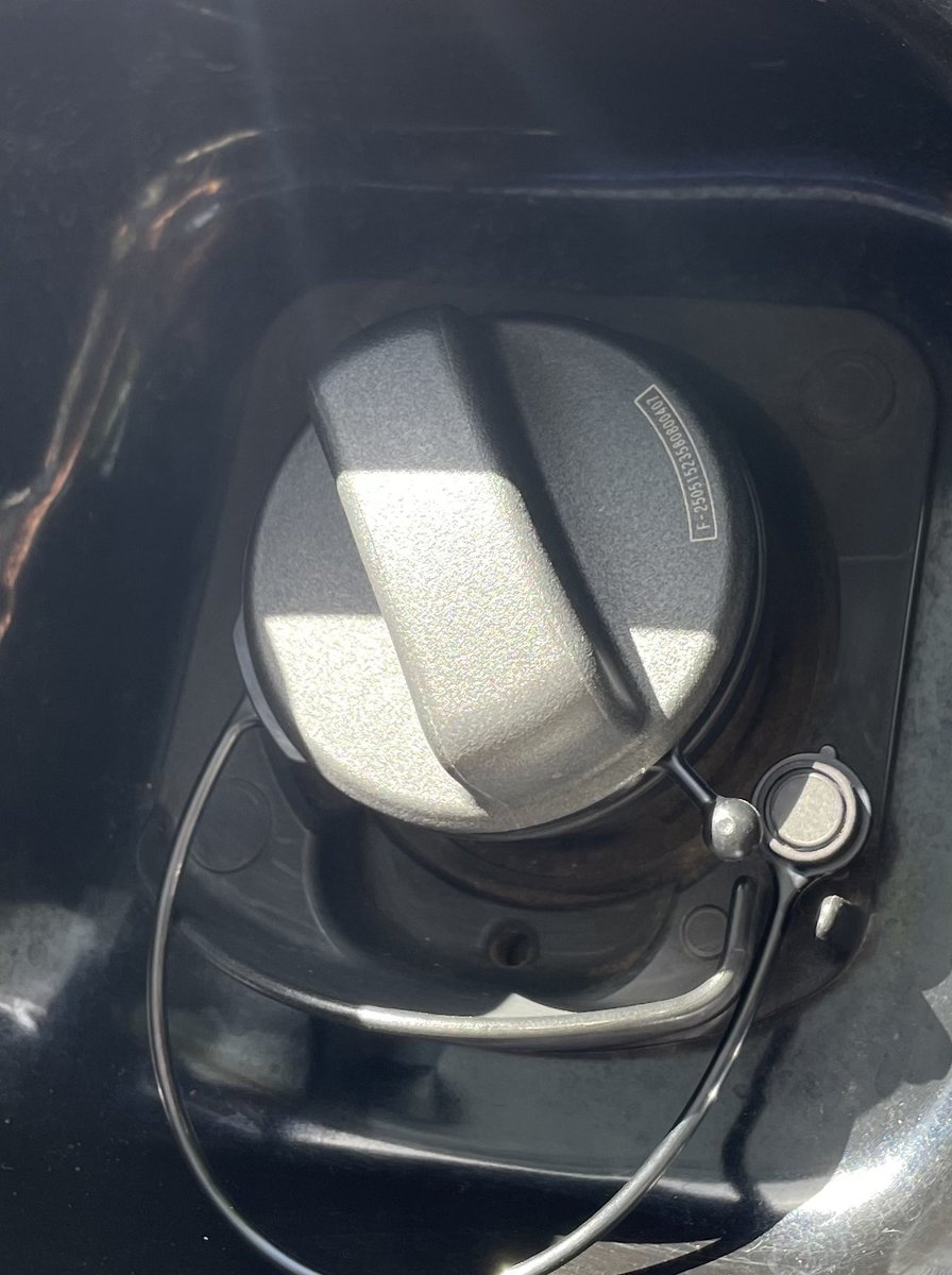 ボンネットインシュレーターとフューエルキャップ新品