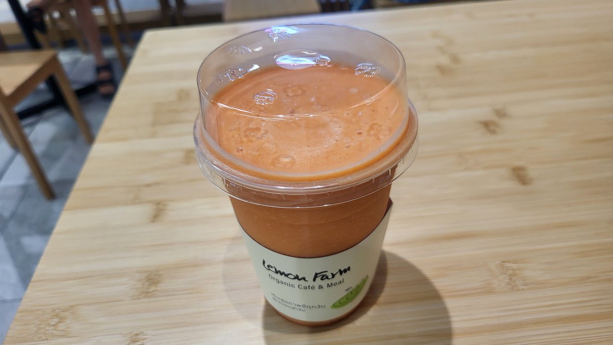 watarujin1110's tweet photo. Active Orange 120THB,  
Yellow Fit 120THB, Americano hot 80THB
#LemonFarm@Samyan
オーガニック食材のチェーン店で2日続けてスムージー。今日はアメリカーノのホットも。
#バンコク
#スムージー https://t.co/pjM1xQvNHJ