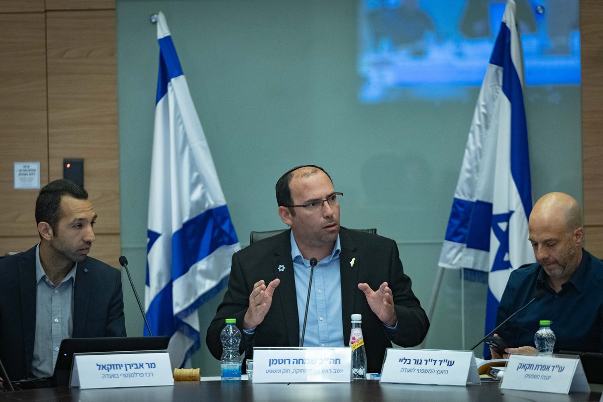 "מתקפה תודעתית" | כמיליארד דולר הועברו מממשל ביידן לתדלוק מחאות השמאל 

יו"ר ועדת החוקה ח"כ שמחה רוטמן לשי גולדשטיין וארז תדמור: "זה מטורף לחלוטין.  הציבור הישראלי עמד תחת מתקפה תודעתית - הפצצת שטח על התודעה הישראלית, וצריך לומר לזכותו של הציבור הישראלי שהוא עמד בה"

ארז: "ועדיין