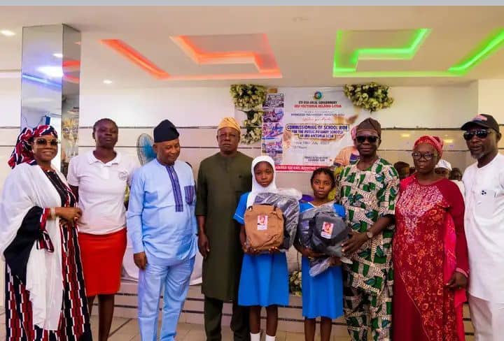 IRU/VI LCDA Chairman Commissions School Ride &amp; Gifts Pupils 🎒🚌📚

Executive Chairman, Princess Rasheedat Abiodun Adu, has officially commissioned a free school ride for primary school pupils across IRU/Victoria Island Local Council Development Area! 🚐✨

She also distributed