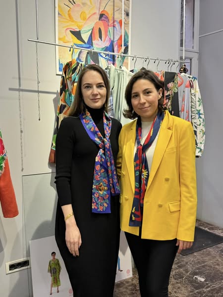 ArtMuseumKs's tweet image. 💙💛Серед тих, хто підтримує колекцію хусток OLIZ «Викрадене мистецтво» — українська правозахисниця Олександра Матвійчук @avalaina, очільниця ГО «Центр громадянських свобод», нагородженої Нобелівською премією миру 2022 року.
На хустках відтворені твори, викрадені з нашого музею💔