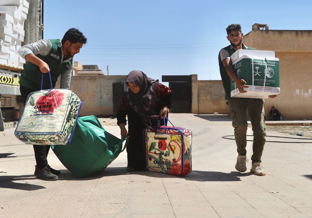 KSRelief's tweet image. #مركز_الملك_سلمان_للإغاثة يوزّع مساعدات غذائية وإيوائية استفاد منها أكثر من 1000 مستفيد من النازحين من محافظة #السويداء إلى محافظة درعا في سوريا