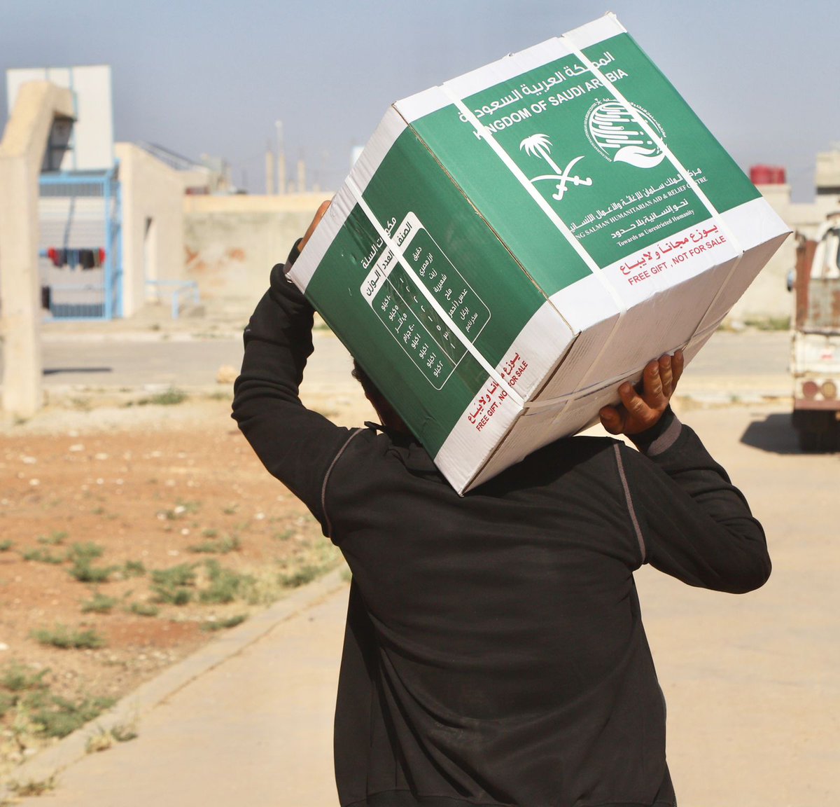KSRelief's tweet image. #مركز_الملك_سلمان_للإغاثة يوزّع مساعدات غذائية وإيوائية استفاد منها أكثر من 1000 مستفيد من النازحين من محافظة #السويداء إلى محافظة درعا في سوريا