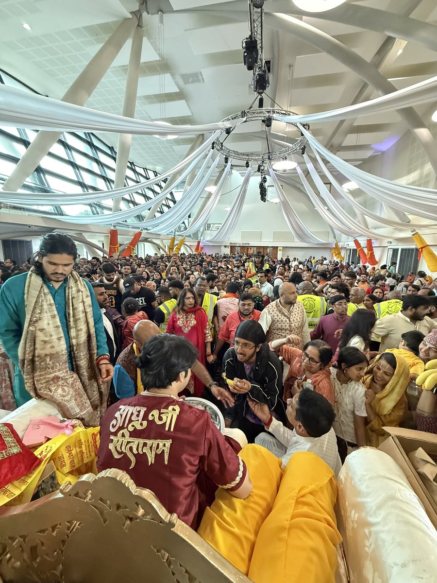 gurudevrkp's tweet image. सत्संग के साथ संगीत आ आनंद।। 19th July  #Bageshwar sarkar and HH Shri #Rajrajeshwar Guruji at Wembley- London.