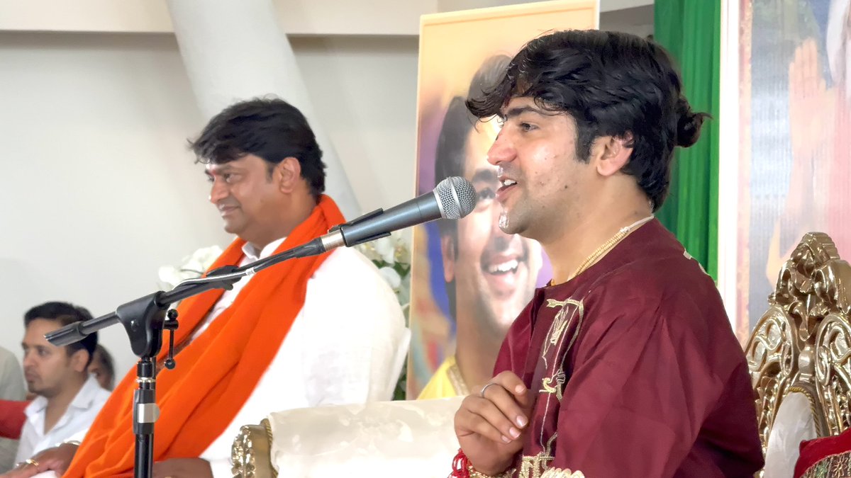 gurudevrkp's tweet image. सत्संग के साथ संगीत आ आनंद।। 19th July  #Bageshwar sarkar and HH Shri #Rajrajeshwar Guruji at Wembley- London.