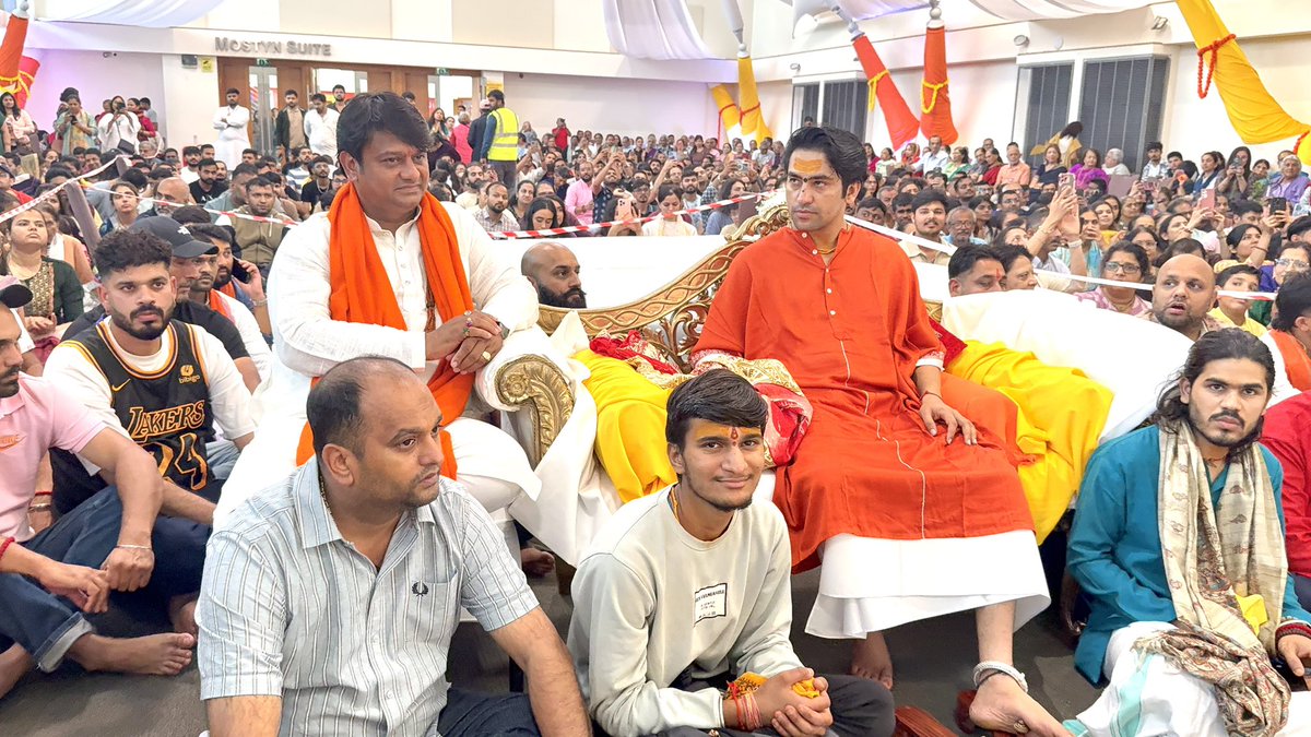 gurudevrkp's tweet image. सत्संग के साथ संगीत आ आनंद।। 19th July  #Bageshwar sarkar and HH Shri #Rajrajeshwar Guruji at Wembley- London.