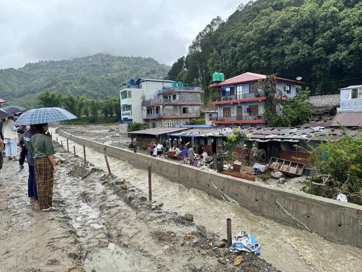 12khari's tweet photo. कास्कीको पोखरा महानगरपालिका–१३ स्थित काँहुखोलाको बाँध भत्कँदा डुबानमा परेकाको उद्धार गर्दै नेपाली सेना । शनिबार रातिदेखिको लगातार वर्षाका कारण उक्त क्षेत्र डुबानमा परेको हो । तस्बिर : युनिश गुरुङ/रासस । https://t.co/30SQh7tzuV