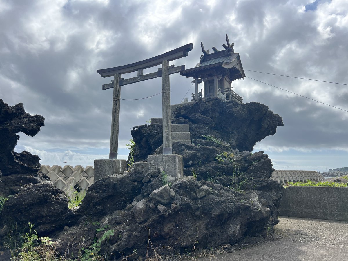 dangomushi_hkd's tweet image. 今日のお散歩。不思議な場所を見つけた。奇岩雲石、八雲町の天然記念物と記されている。