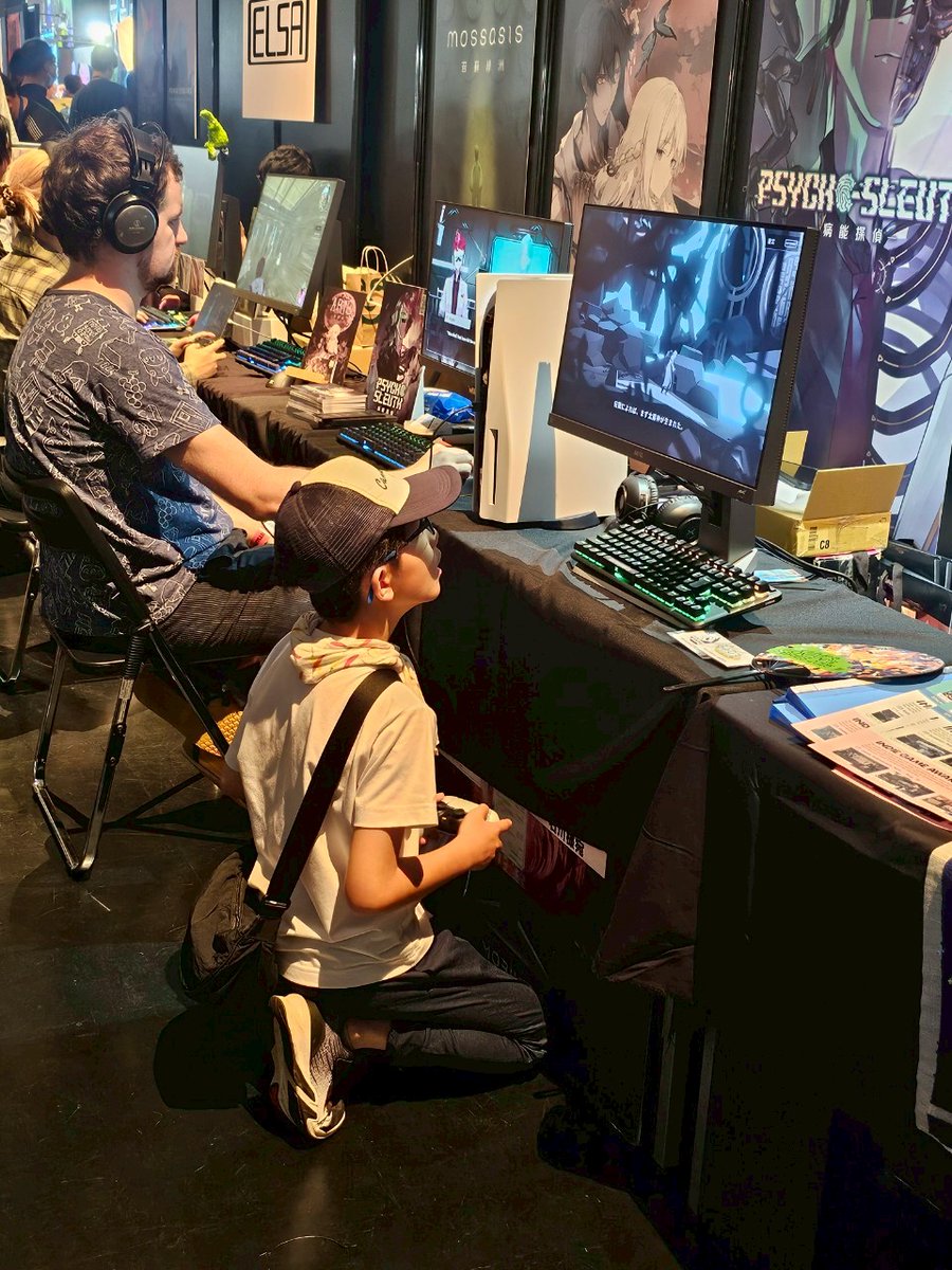 TaipeiGameShow's tweet image. Round of applause to the four amazing indie devs and fans who joined us at BitSummit!
@phtworks, @PHOSEPO_INC , @sigonogames , and #FutileGames, you guys are AMAAAAZING!!
From powerful storytelling to seriously impressive gameplay, your games brought so much energy to the…