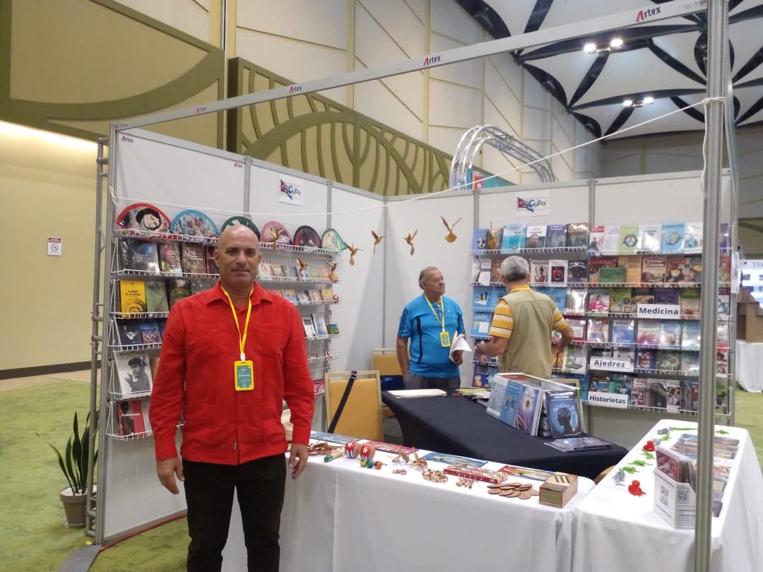 Artex_artecuba's tweet photo. Artex representando a Cuba en la Feria internacional del libro en Costa Rica. https://t.co/aNNz1Yjizu
