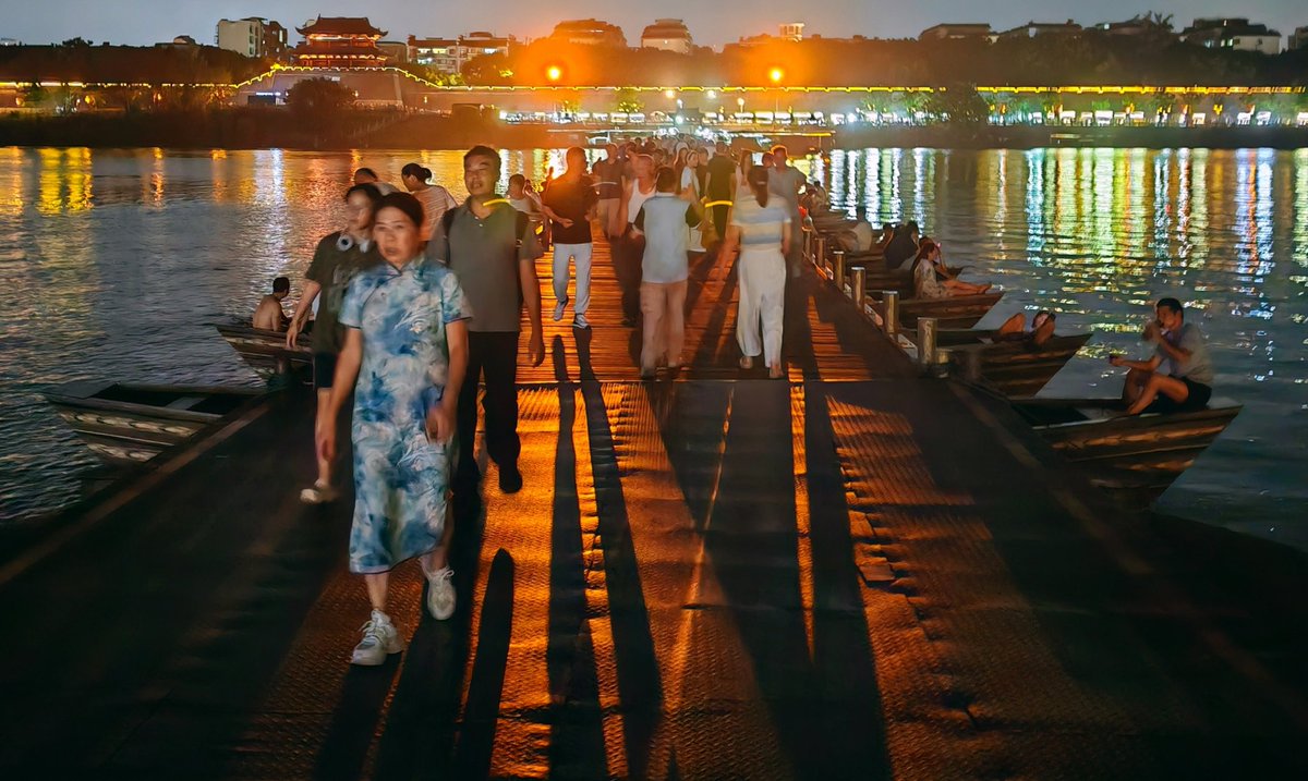 zsw8891's tweet photo. 一座浮桥，承载烟火记忆。A floating bridge bears memories of mortal flames. 赣州老浮桥
#BearingFlamesOfMemory #TimeHonoredMoments https://t.co/D1hVP4jJlQ
