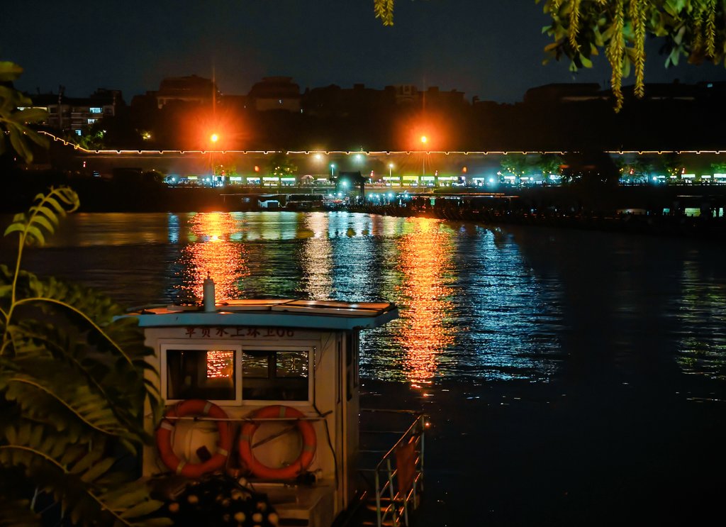 zsw8891's tweet photo. 一座浮桥，承载烟火记忆。A floating bridge bears memories of mortal flames. 赣州老浮桥
#BearingFlamesOfMemory #TimeHonoredMoments https://t.co/D1hVP4jJlQ