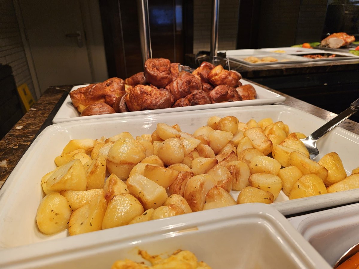 HeathCourtHotel's tweet image. Today is the day.... our carvery returns from 12.30pm - 6.30pm! If you haven&apos;t already booked your table give us a call on 01638 667171.

#Carvery #SundayLunch #BookYourTable #HeathCourtHotel #Newmarket #NewmarketSuffolk