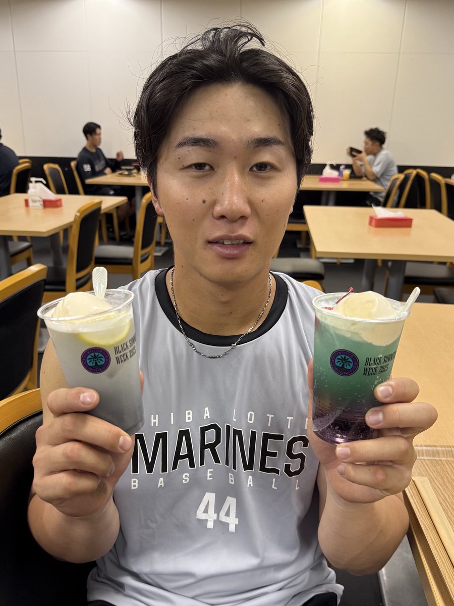 昨日プロ初打点を挙げた #宮崎竜成 選手。
「めちゃくちゃ、おいしそうじゃないですか！」と #BSW 限定オフィシャルクリームソーダを両手に持って1枚。
#chibalotte #広報