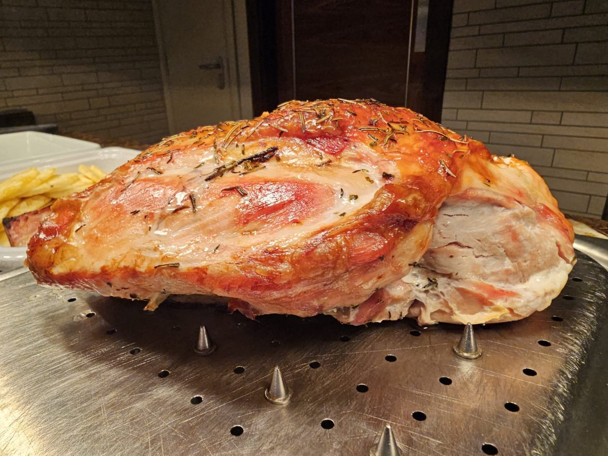 HeathCourtHotel's tweet image. Today is the day.... our carvery returns from 12.30pm - 6.30pm! If you haven&apos;t already booked your table give us a call on 01638 667171.

#Carvery #SundayLunch #BookYourTable #HeathCourtHotel #Newmarket #NewmarketSuffolk