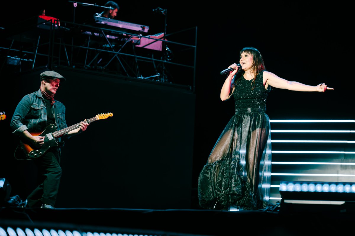 MovistarArenaEs's tweet photo. La voz de Eva, los acordes de Juan… Amor y fuerza en cada nota. 17.000 personas llenaron el #MovistarArena de Madrid para disfrutar de una noche mágica con @amaraloficial.

📸 Alberto Castillo https://t.co/RL7NvSmLFC