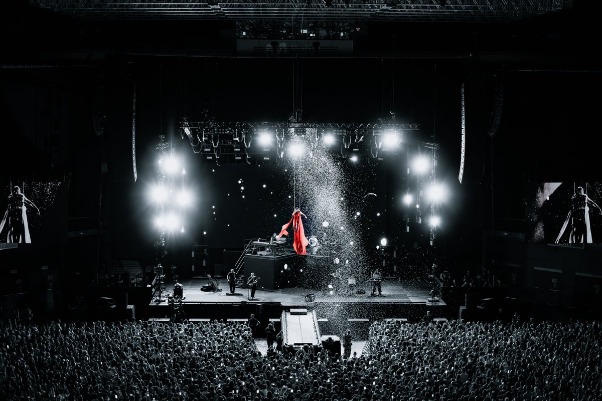 MovistarArenaEs's tweet photo. La voz de Eva, los acordes de Juan… Amor y fuerza en cada nota. 17.000 personas llenaron el #MovistarArena de Madrid para disfrutar de una noche mágica con @amaraloficial.

📸 Alberto Castillo https://t.co/RL7NvSmLFC