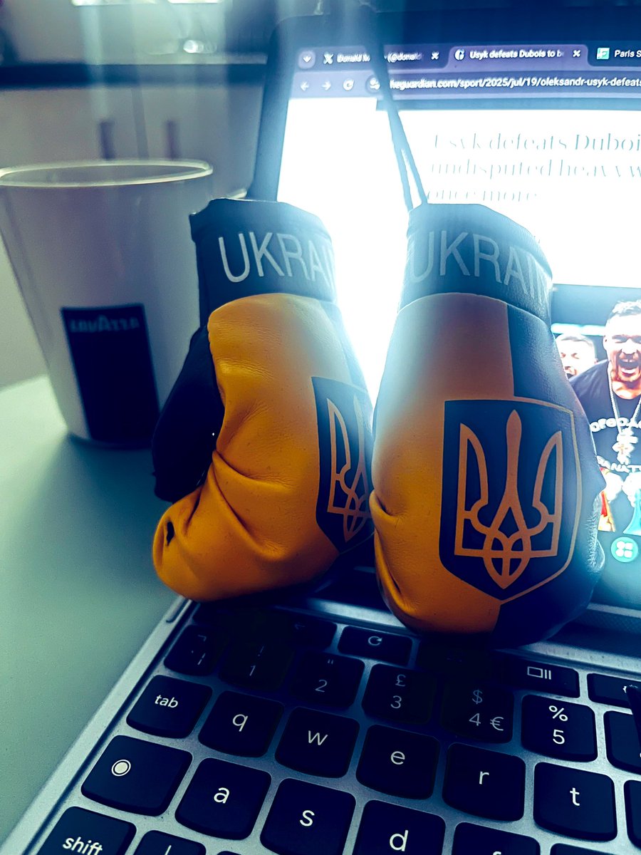alexleboxe's tweet image. …Nice little keepsake and also a donation to a great cause 🇺🇦 (thanks @BoxingShrew)
Felt privileged to have watched one of the greatest to do it 🥊
Without doubt…𝙒𝙄𝙏𝙉𝙀𝙎𝙎𝙄𝙉𝙂 𝙂𝙍𝙀𝘼𝙏𝙉𝙀𝙎𝙎.
@usykaa