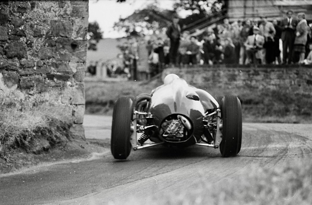 TheBishF1's tweet image. Tony Marsh was born #OnThisDay in β31 & raced 4 #F1 GPs for Cooper & Lotus in β57, β58 & β61. He was a big star of the #BritishHillclimbChampionship, winning it a record 6 times. Pic: Marsh in his ex-Jo Bonnier BRM P48, lifting an inside rear wheel at Boβness Hillclimb in β66.