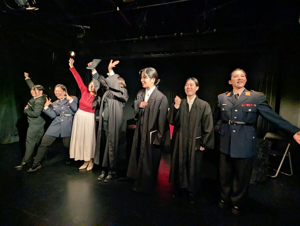 hudei27's tweet photo. 熊タオル　朗読劇『テロ』2回目観に行ってきました！

昨日の観た公演では有罪
今日見た公演は無罪とそれぞれのエンディングを見届けてきました。
役者さんが変われば見え方も変わる。
舞台ならではを実感しました。

写真は無罪のポーズだそうです。
「平成のギャル混じってませんか？」

＃熊タオル https://t.co/kypyogqTVV