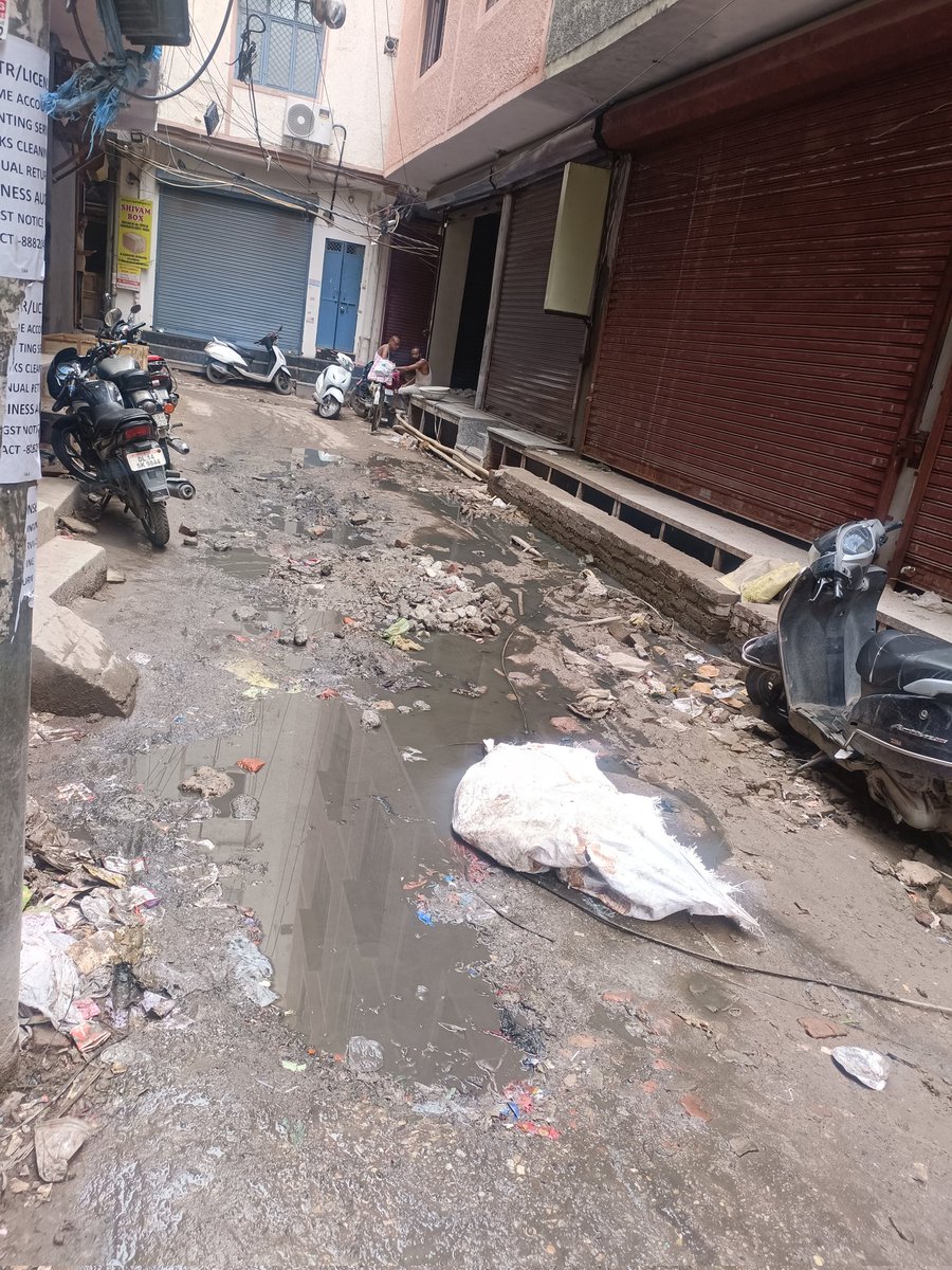 Rudramb's tweet photo. @MCD_Delhi @dcshahsouth
@swachbharatpnp @CMODelhi
X /3,Shivaji Gali,Gandhi Nagar,Delhi 31 के बाहर सरकार द्वारा चलाए जा रहे स्वच्छ भारत अभियान की पोल खोलता ASI MCD सतेन्द्र व मेंटेनेंस वार्ड 212 JE अभिषेक धीमान मौखिक रूप से खाने के बाद इस पर ध्यान नहीं दे रहे 
कृपया संज्ञान ले । https://t.co/BZGjrGtz4v
