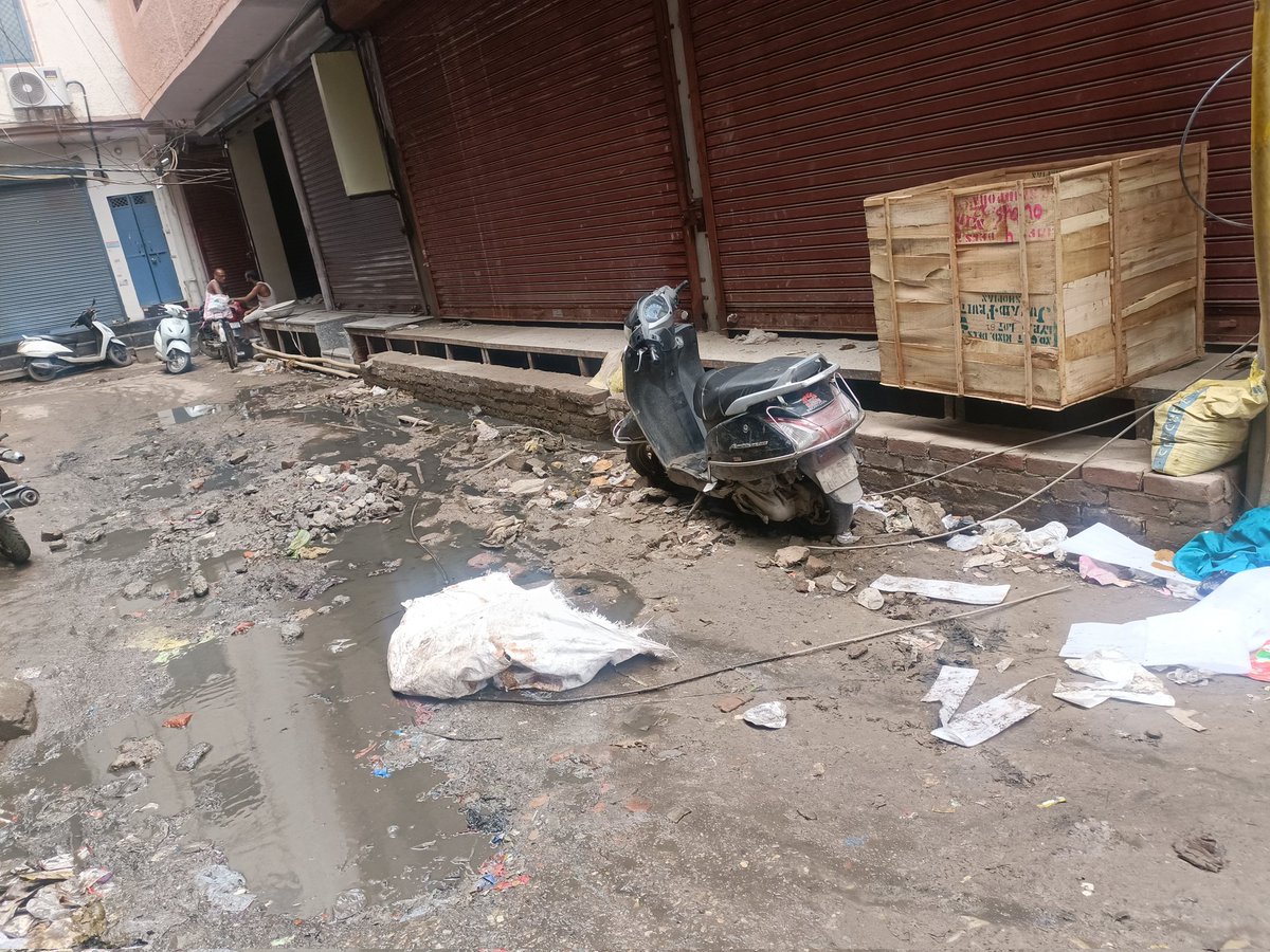 Rudramb's tweet photo. @MCD_Delhi @dcshahsouth
@swachbharatpnp @CMODelhi
X /3,Shivaji Gali,Gandhi Nagar,Delhi 31 के बाहर सरकार द्वारा चलाए जा रहे स्वच्छ भारत अभियान की पोल खोलता ASI MCD सतेन्द्र व मेंटेनेंस वार्ड 212 JE अभिषेक धीमान मौखिक रूप से खाने के बाद इस पर ध्यान नहीं दे रहे 
कृपया संज्ञान ले । https://t.co/BZGjrGtz4v