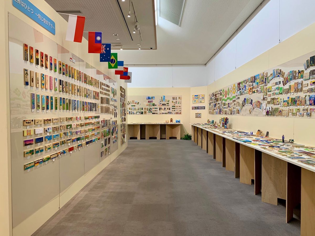 teman semua, dengan bangga mengabarkan karya lukis anak-anak Busa Pustaka dari Tempat Pembuangan Akhir hingga Sekolah Rakyat Busa Pustaka Bandar Lampung sudah terpajang di Shirokawa Gallery, Jepang.