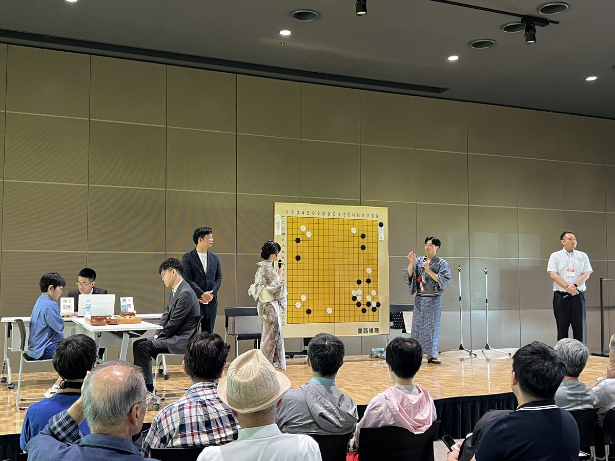 kansaikiin's tweet photo. 🎯メインイベント開幕!
✨若手棋士挑戦手合✨
佐田篤史七段 vs 藤田怜央初段🔥
解説:星川拓海五段
聞き手:三島響二段
真剣勝負の熱気が会場を包みます🔥
どんな一局になるのか注目です!
#ジャパン碁コングレス #囲碁 #挑戦手合 #関西棋院 #GoCongress #藤田怜央 #佐田篤史 https://t.co/qXidFBFmiv