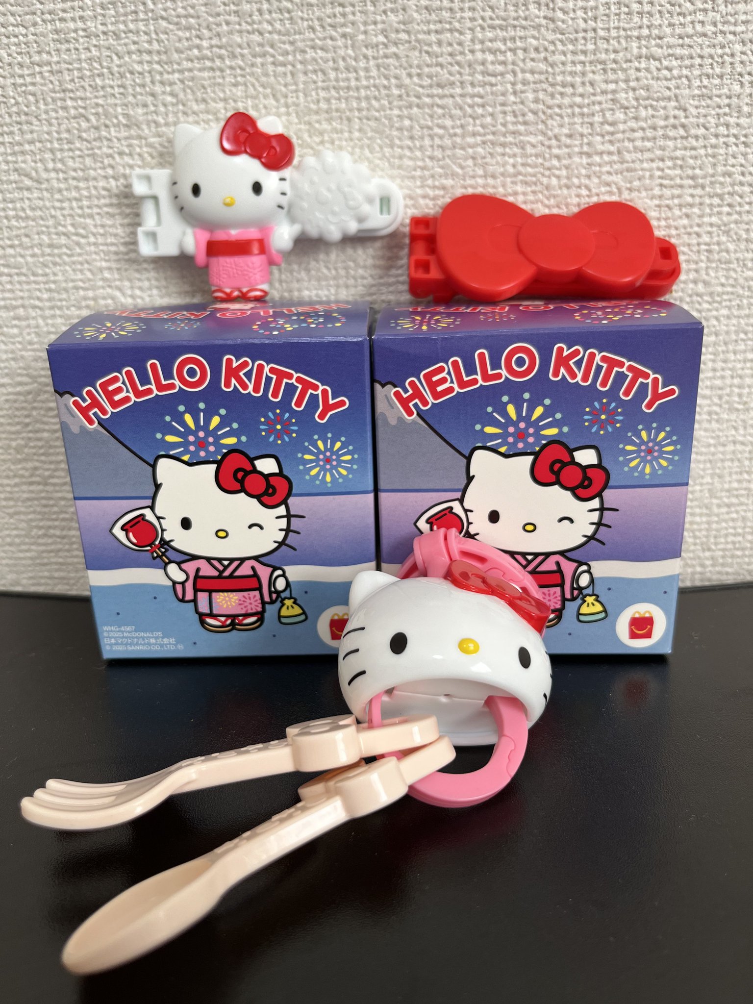 2455 ハローキティ✖️りんご　ピンバッチ 2455 ハローキティ✖️りんご ピンバッチ